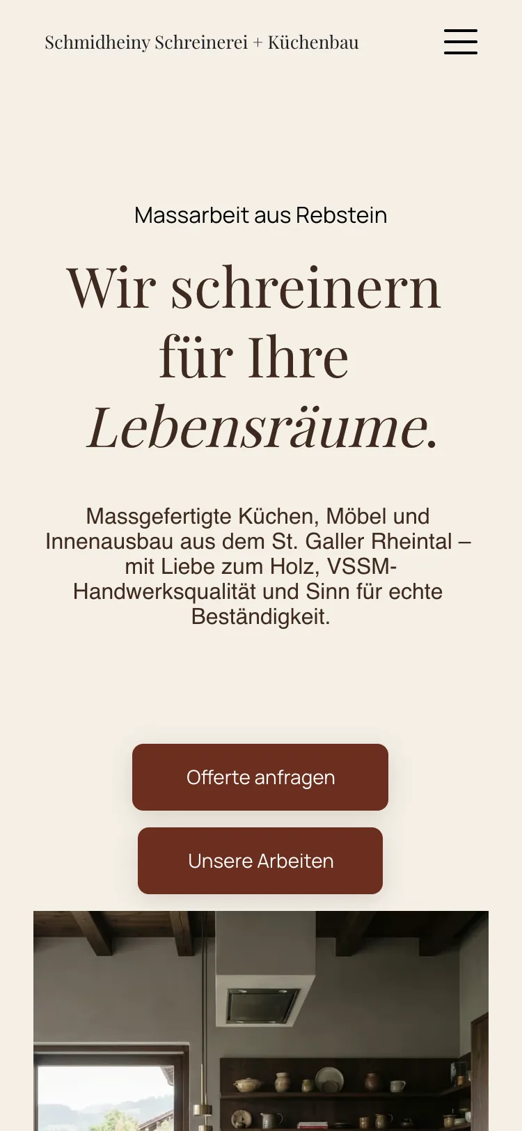 Startseite der Demo Schmidheiny Schreinerei + Küchenbau auf dem Computer und auf dem Handy
